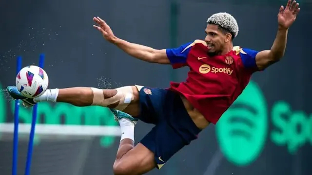 Barcelona đối mặt quyết định khó khăn: Bán Araujo hay giữ lại trụ cột hàng thủ?